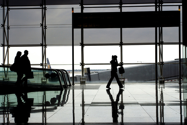 letištní hala s třemi lidmi.jpg