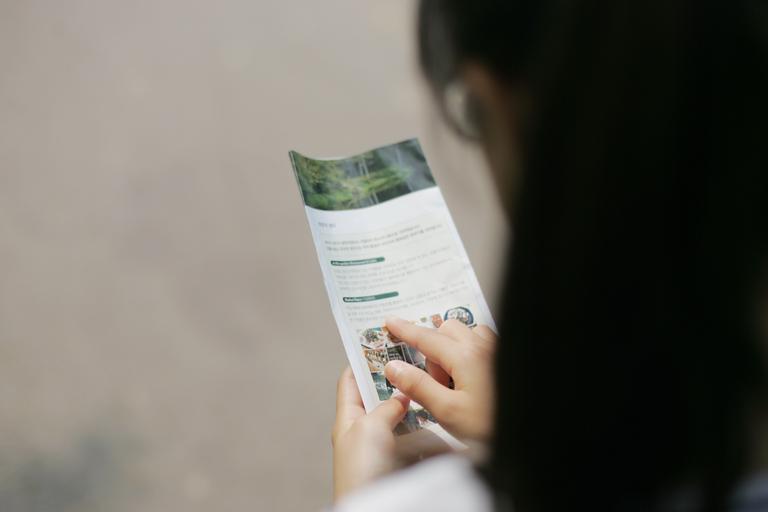 žena co čte informace na letáčku