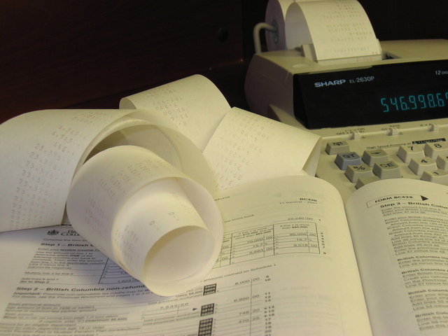 spousta účtenek na jednom hnědém stole