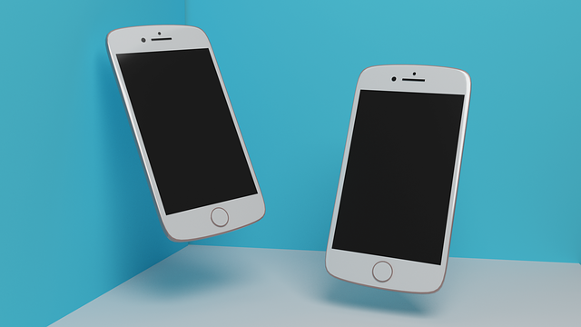 dva telefony vedle sebe vznášející se v prázdné místnosti